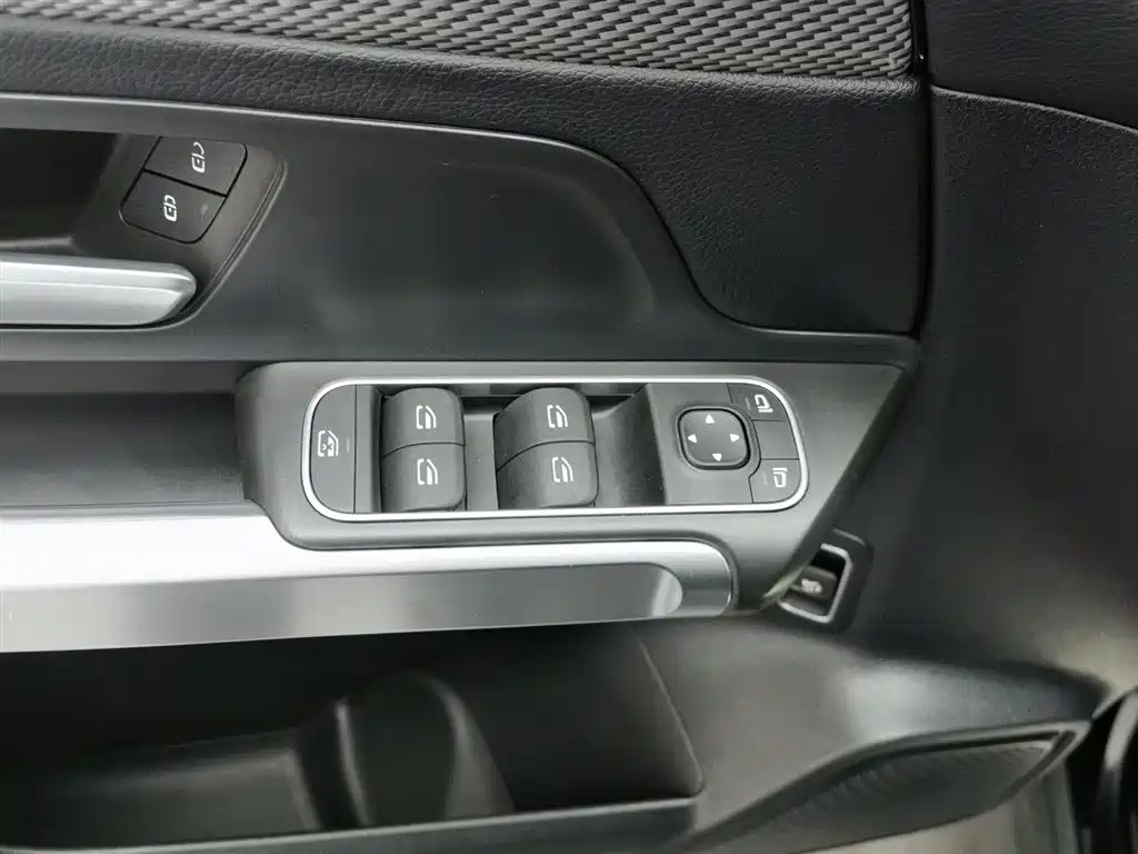 MERCEDES BENZ GLB 2024