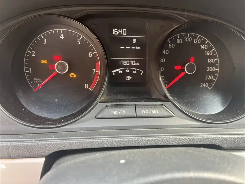 VOLKSWAGEN LAVIDA 2015