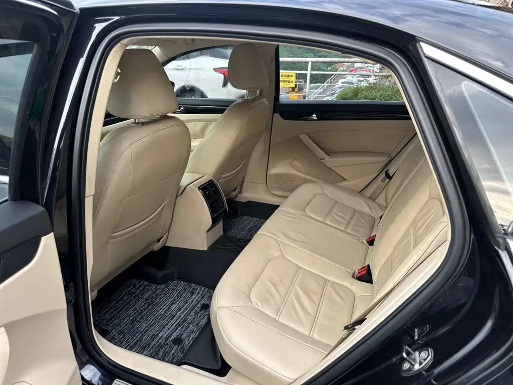 VOLKSWAGEN PASSAT 2014
