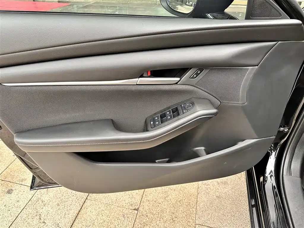 MAZDA 3 AXELA 2024
