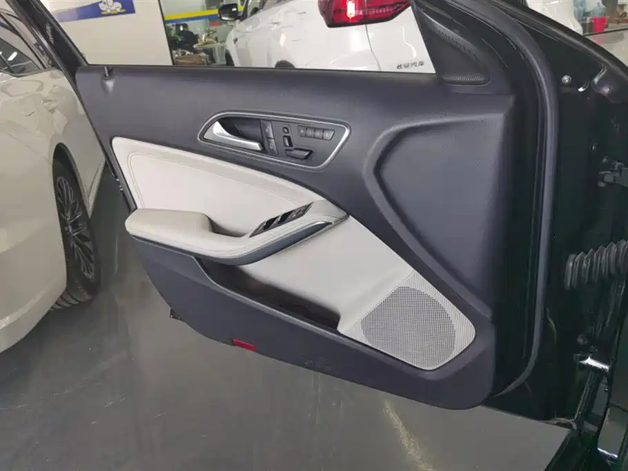 MERCEDES BENZ GLA 2015