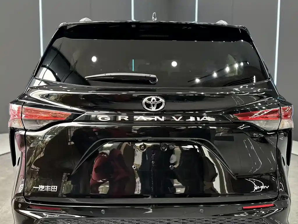 TOYOTA GRANVIA 2025