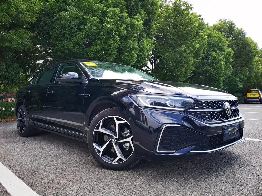 VOLKSWAGEN PASSAT 2023