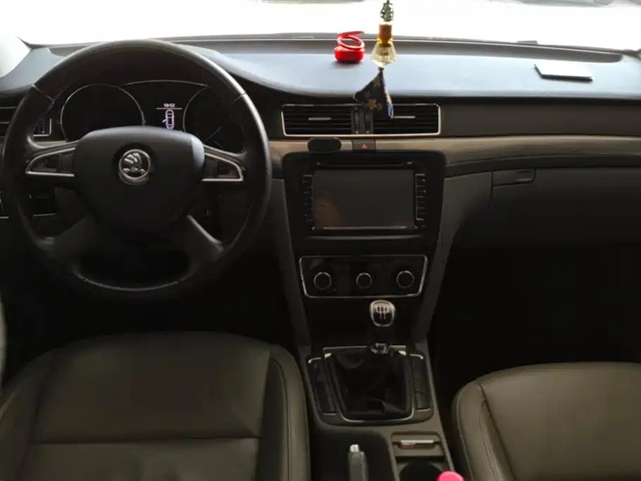 SKODA SUPERB 2013