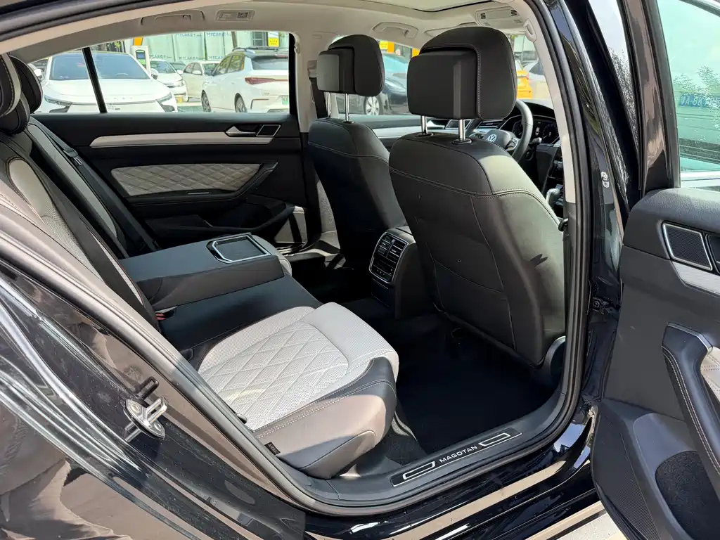 VOLKSWAGEN MAGOTAN 2023