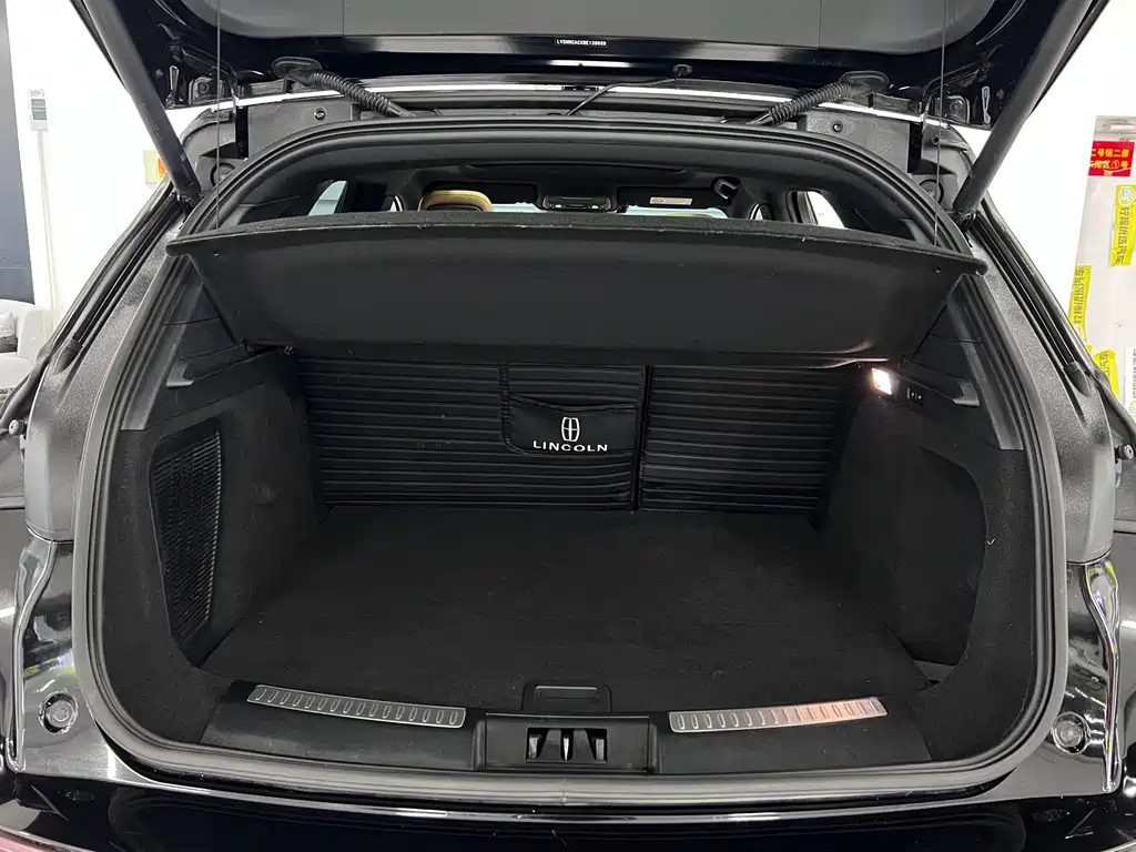 LINCOLN ADVENTURER 2021