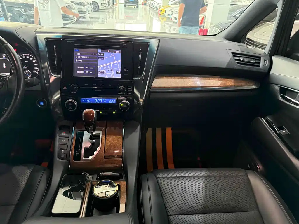 TOYOTA ALPHARD 2018
