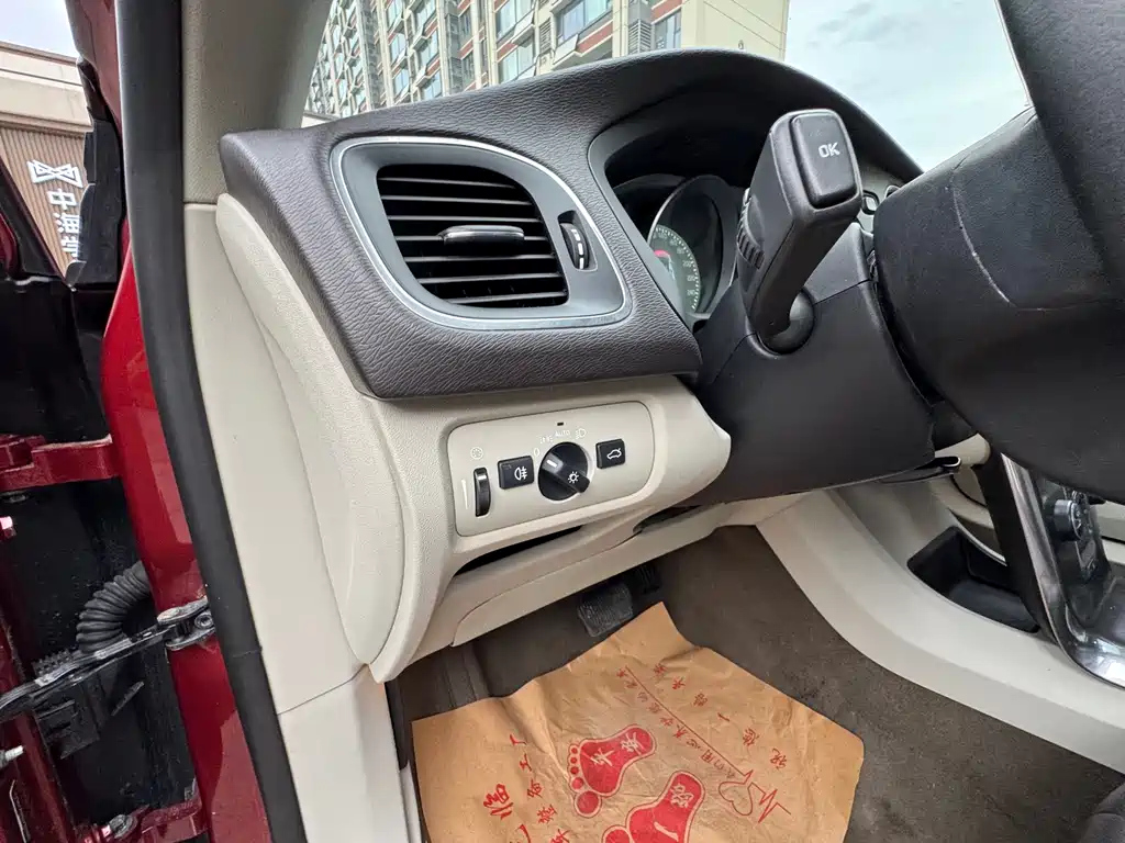 VOLVO V40 2016