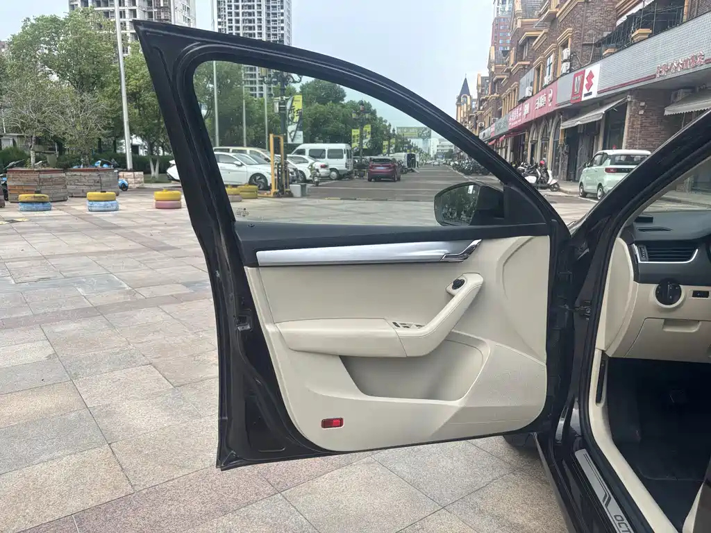 SKODA OCTAVIA 2015