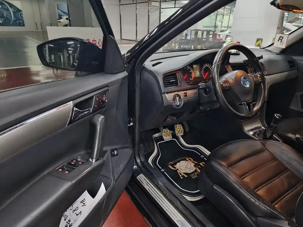 VOLKSWAGEN LAVIDA 2013