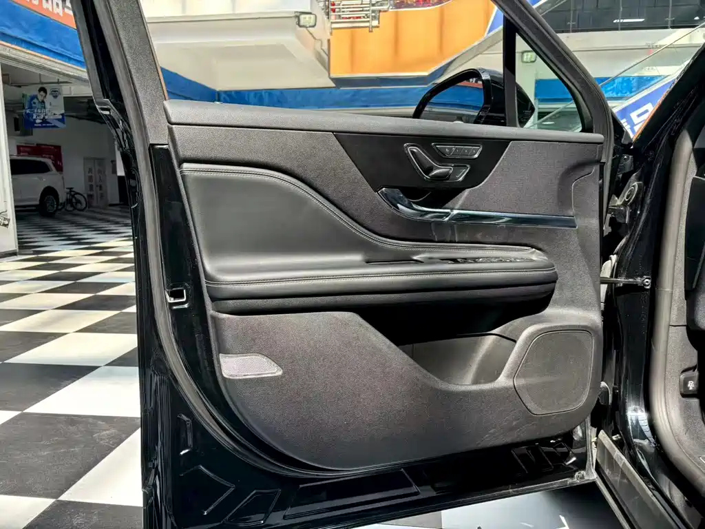 LINCOLN ADVENTURER 2022