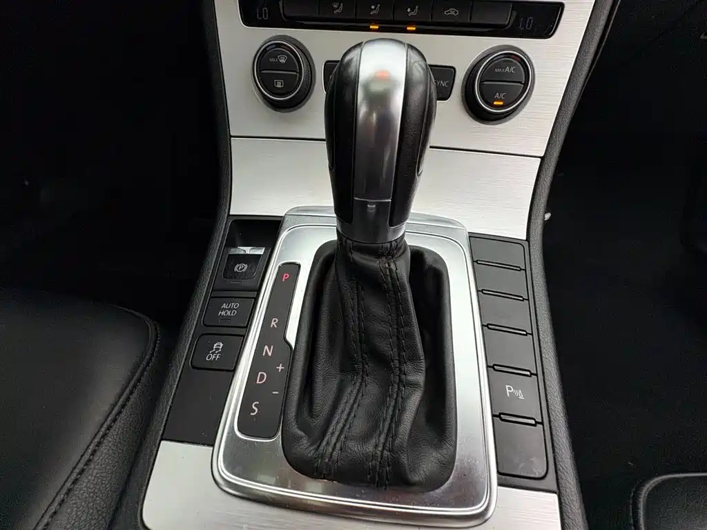 VOLKSWAGEN MAGOTAN 2015