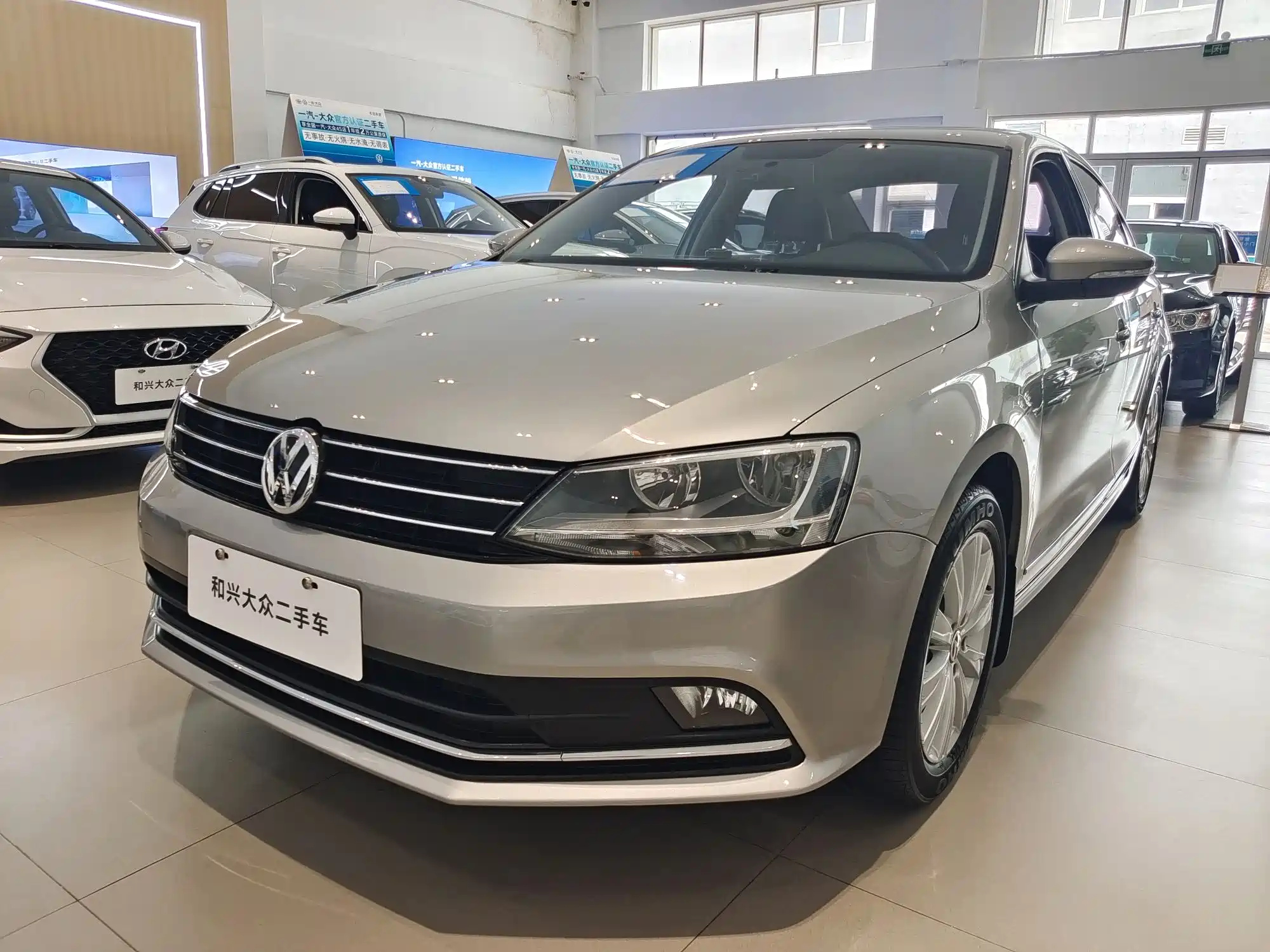 VOLKSWAGEN SAGITAR 2015