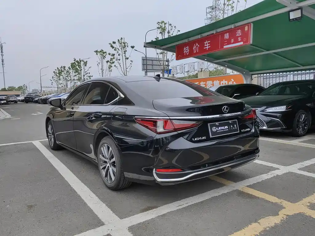 LEXUS ES 2020