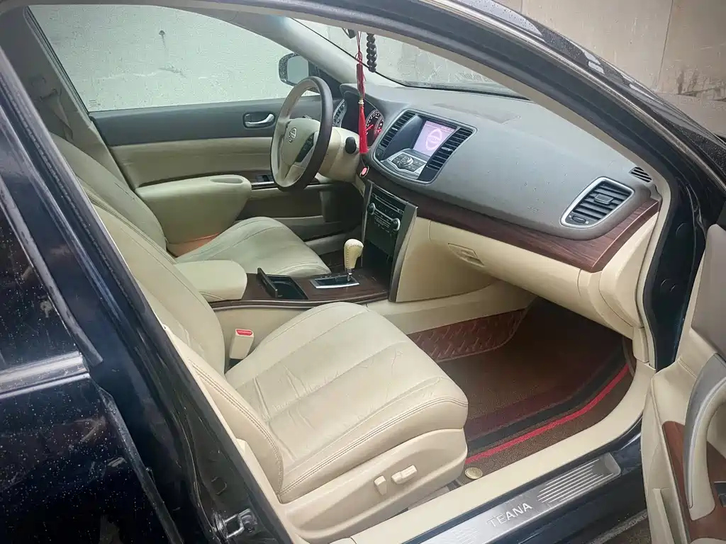NISSAN TEANA 2010