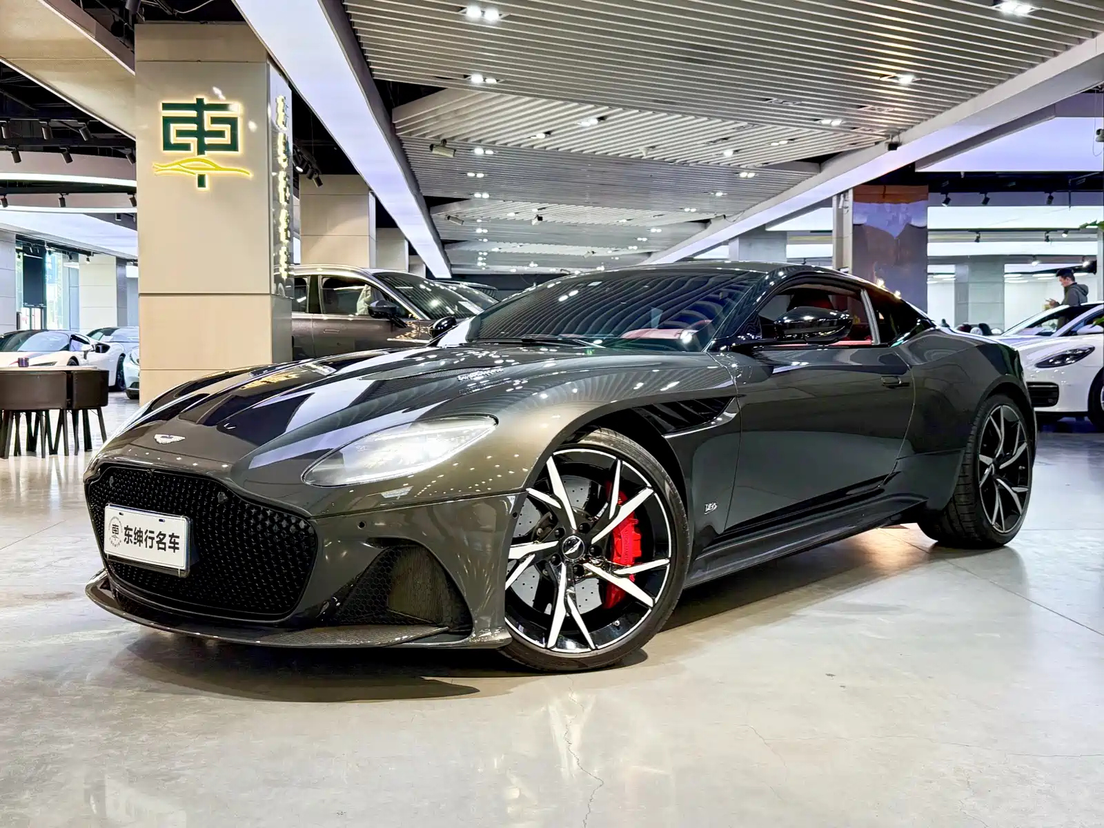 ASTON MARTIN DBS