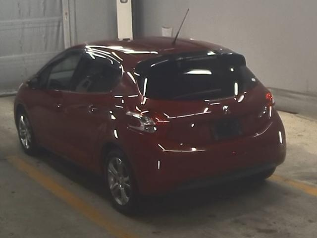 PEUGEOT 208 2015