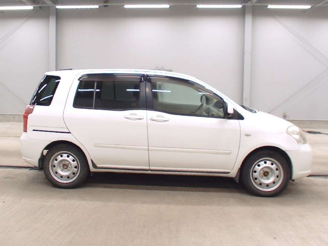 TOYOTA RAUM 2009