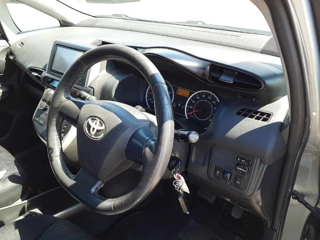 TOYOTA WISH 2010