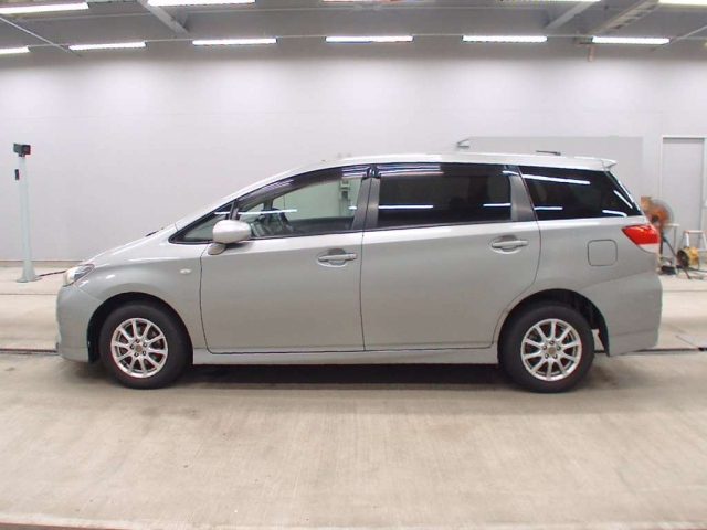 TOYOTA WISH 2010