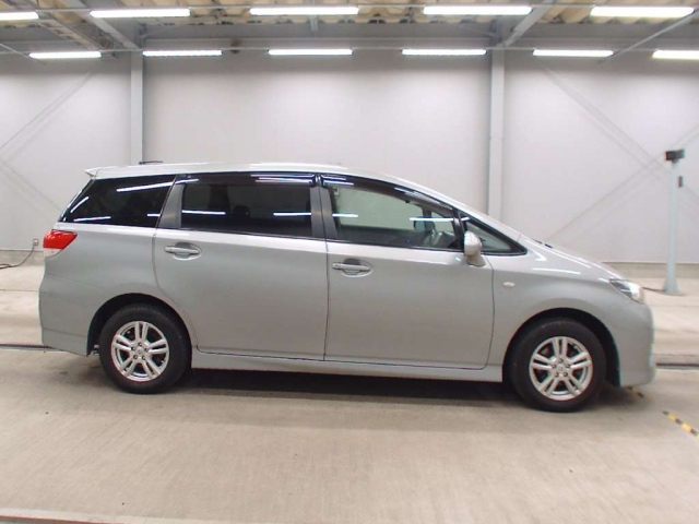 TOYOTA WISH 2011