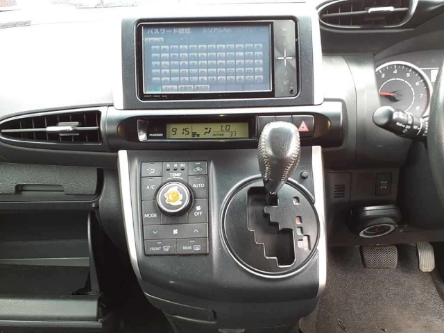 TOYOTA WISH 2011