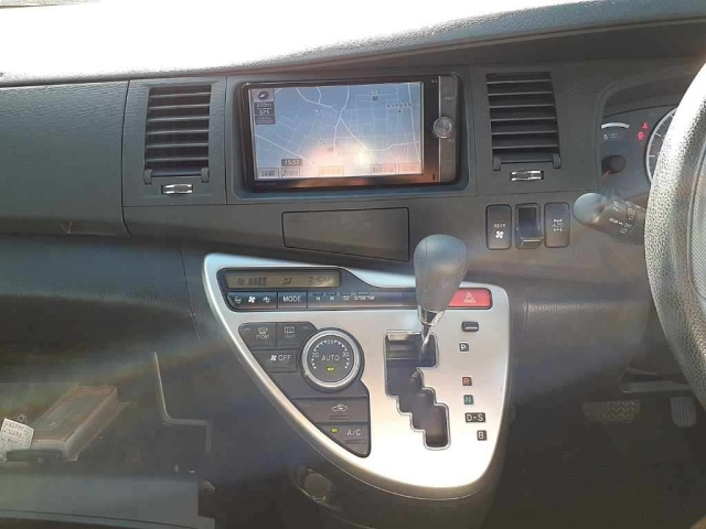 TOYOTA ISIS 2012