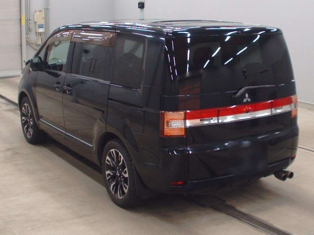MITSUBISHI DELICA D5 2011