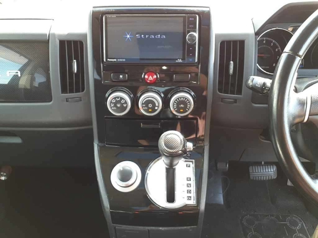MITSUBISHI DELICA D5 2011
