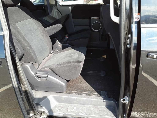 MITSUBISHI DELICA D5 2011