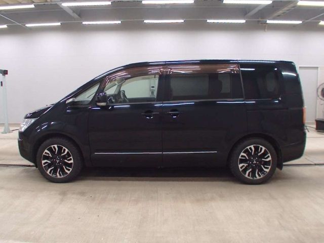 MITSUBISHI DELICA D5 2011