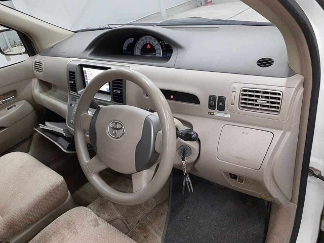 TOYOTA RAUM 2010