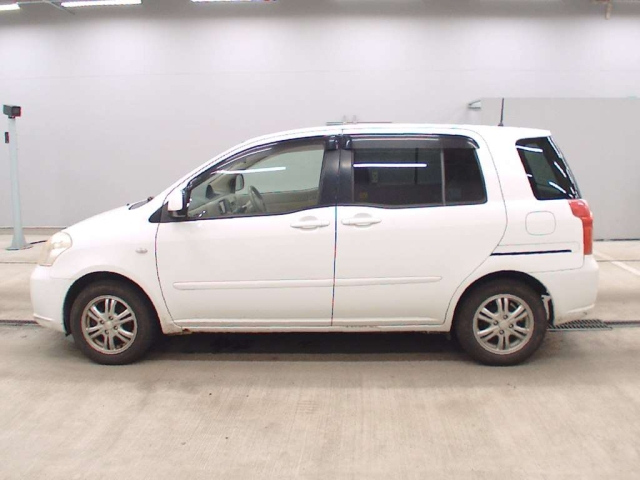 TOYOTA RAUM 2010
