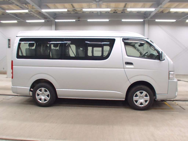 TOYOTA HIACE 2018
