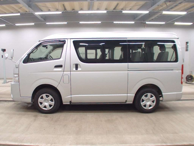 TOYOTA HIACE 2018
