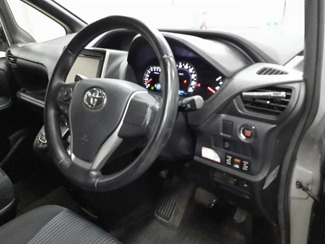 TOYOTA NOAH 2014