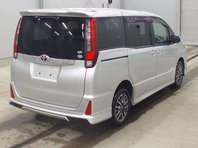 TOYOTA NOAH 2014