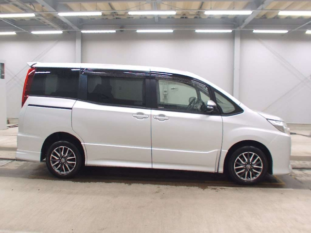 TOYOTA NOAH 2014
