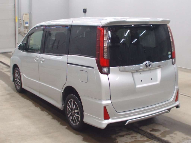 TOYOTA NOAH 2014