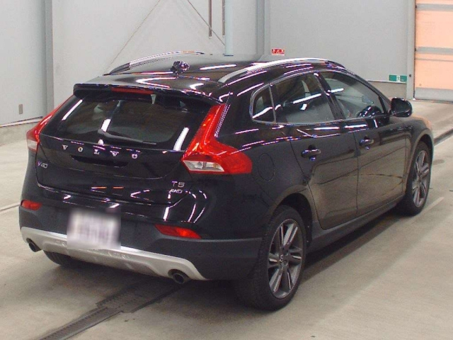 VOLVO V40 2016