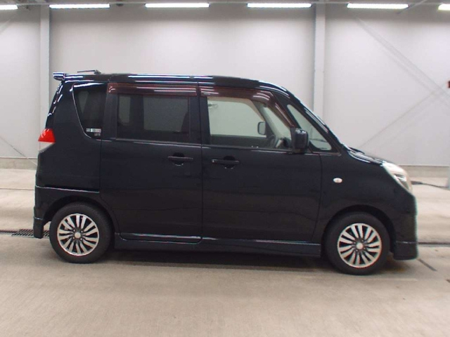 MITSUBISHI DELICA D2 2011