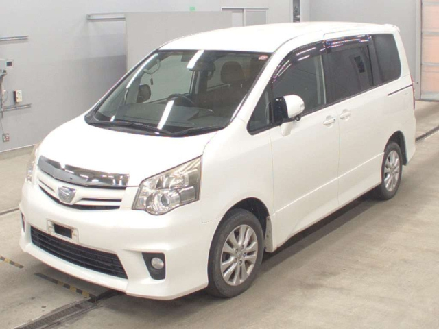 TOYOTA NOAH 2010