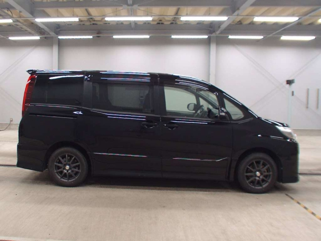 TOYOTA NOAH 2016