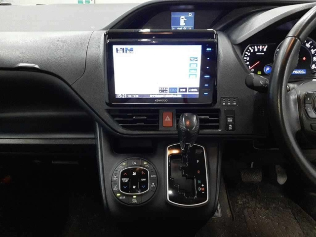 TOYOTA NOAH 2016