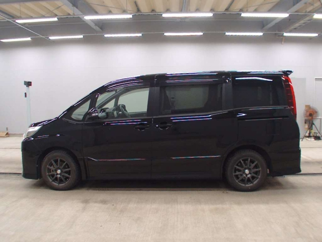 TOYOTA NOAH 2016