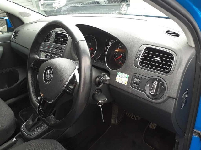 VOLKSWAGEN POLO 2015