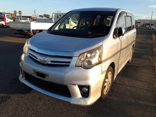TOYOTA NOAH 2010