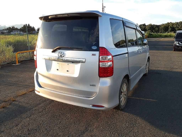 TOYOTA NOAH 2010