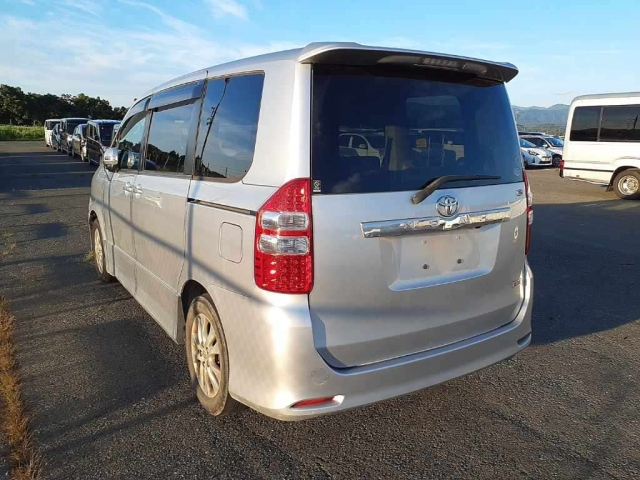 TOYOTA NOAH 2010