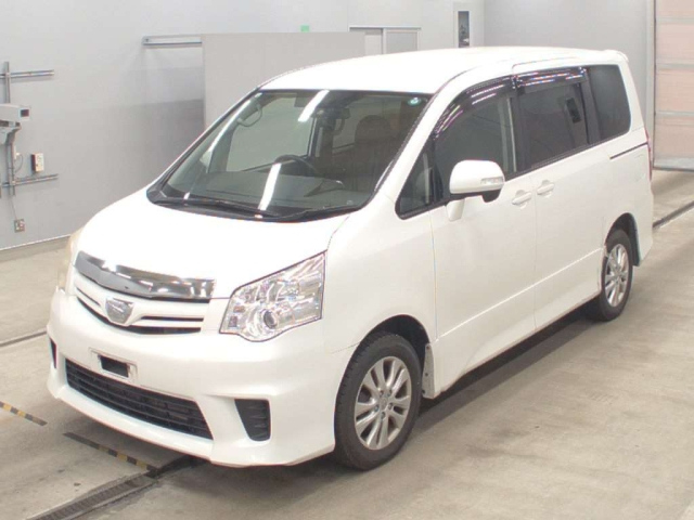 TOYOTA NOAH 2011